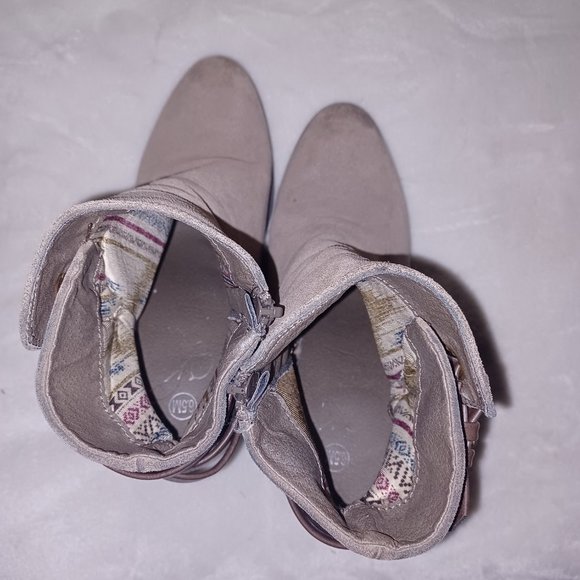 Boots - Picture 2 of 6